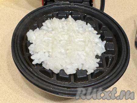 Закрыть створки вафельницы, слегка прижать. Выпекать рисовую вафлю минут 5, затем переложить на тарелку.