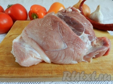 Свинину вымыть, обсушить и нарезать на небольшие кусочки.