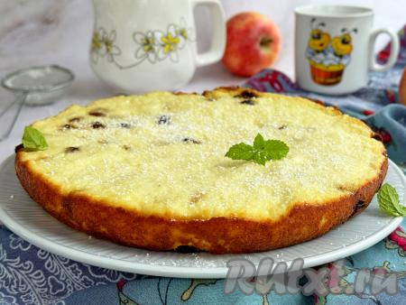 После звукового сигнала, сообщающего об окончании режима "Выпечка", переложить нежную, вкусную творожную запеканку, приготовленную с изюмом и манкой, из чаши мультиварки на тарелку, дать слегка остыть, а затем тёплой или полностью остывшей подать к&nbsp;чаю или на завтрак.&nbsp;