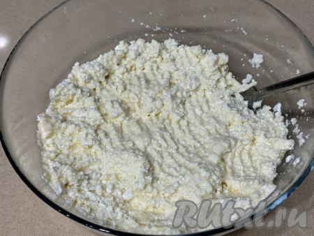 Перемешать творожную массу столовой ложкой до однородности, она должна получиться густой и вязкой, как на фото. Если творожная масса получилась жидковатой (многое зависит от влажности творога и от величины яиц), тогда добавьте ещё 0,5-1 столовую ложку манки, добиваясь нужной густоты творожно-манного теста. Оставить тесто на 30 минут, чтобы манка набухла.