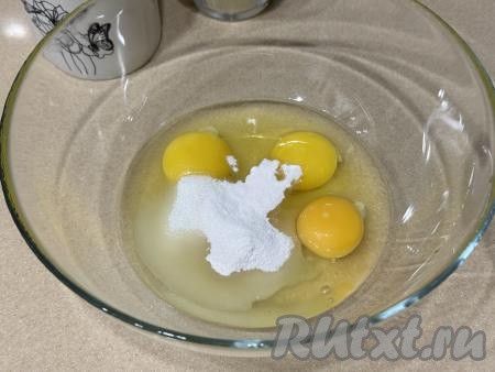 В миске соединить яйца, сахар, соль и ванильный сахар, перемешать яичную массу венчиком в течение 2-3 минут (масса должна немного посветлеть и увеличиться в объёме в процессе взбивания).&nbsp;