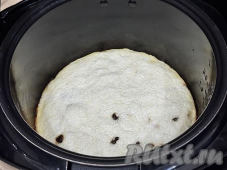 Крышку мультиварки закрыть. Выпекать творожную запеканку с изюмом на режиме "Выпечка" 1 час.&nbsp;