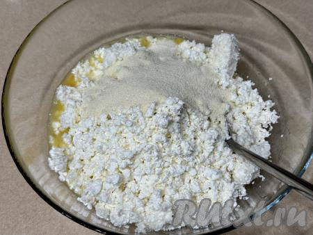 В получившуюся яичную массу добавить творог и манку.&nbsp;