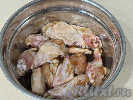 Тщательно перемешать крылышки, покрывая их получившимся соево-медовым соусом со всех сторон. Оставить крылья промариноваться минимум на 30 минут. За это время можно 1-2 раза перемешать крылья, чтобы они равномерно пропитались соусом.