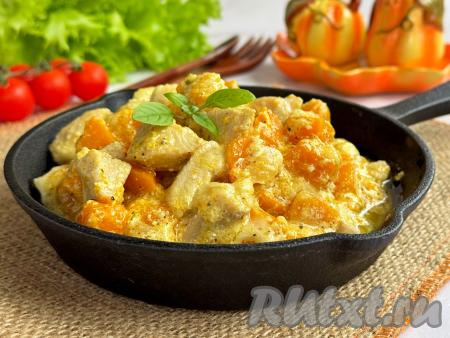 Готовое блюдо убрать с огня. Нежные кусочки мяса курицы вместе аппетитными, мягкими кусочками курицы и насыщенным сливочным соусом разложить со сковороды по тарелкам и подать вкусное, сытное блюдо в горячем виде к столу.&nbsp;