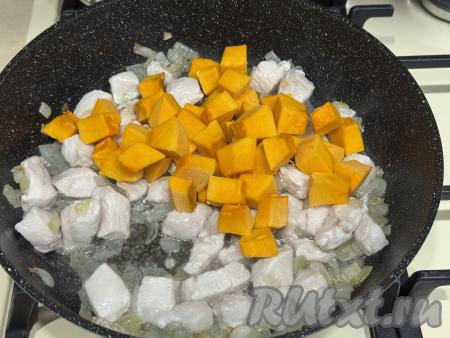 180 грамм тыквы, заранее очищенной от кожуры и волокон с семечками, нарезать на кубики примерно такого же размера, как нарезано мясо курицы. Добавить тыкву к обжаренной курице, перемешать.&nbsp;