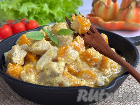 Курица с тыквой в сливочном соусе на сковороде