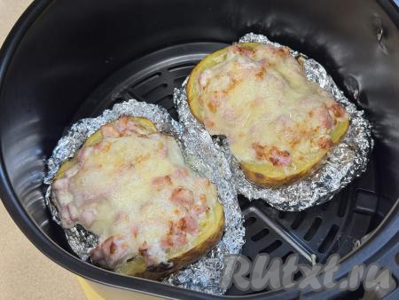 Запекать крошку-картошку в аэрогриле&nbsp;при температуре 200 градусах минут 5-7 (до подрумянивания сыра). У меня в чашу аэрогриля вся крошка-картошка не поместилась, поэтому я запекала её в два захода.