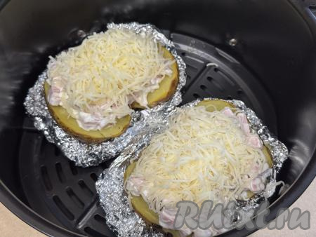 Начинку посыпать сыром, натёртым на мелкой тёрке. Поместить крошку-картошку прямо на фольге&nbsp;в чашу аэрогриля.