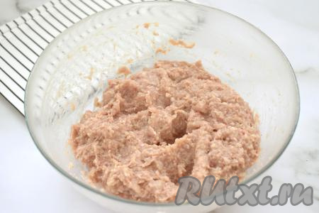 Тщательно перемешиваем, чтобы курино-говяжий фарш стал однородным.
