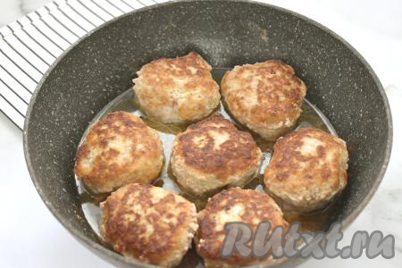 Котлеты переворачиваем, жарим их ещё 4-5 минут (до зарумянивания с другой стороны). В сковороду с обжаренными курино-говяжьими котлетами вливаем примерно 100 миллилитров воды. Даём воде закипеть, уменьшаем огонь до минимума, тушим котлеты под крышкой 5-7 минут. Выключаем плиту.