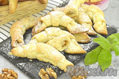 Достаём противень с выпечкой из духовки. Ароматные, аппетитные рогалики с грецкими орехами, приготовленные из слоёного теста, станут прекрасным дополнением к чашечке горячего чая или кофе.&nbsp;