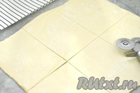 Квадрат разрезаем на 6 равных частей.