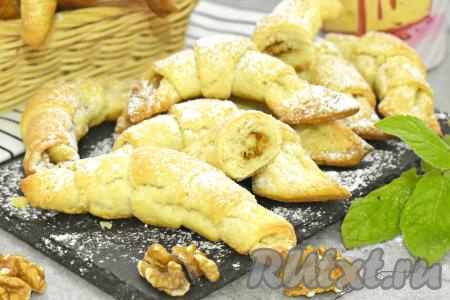 Рогалики с сахаром и грецкими орехами из слоёного теста