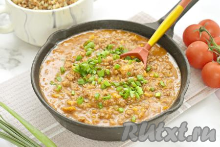 Аппетитный, вкусный, сочный тушёный фарш вместе с томатным соусом раскладываем со сковороды по тарелкам и, дополнив гарниром (у меня - гречка), подаём к столу.