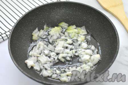 Для этого блюда можно взять фарш, приготовленный из одного или нескольких видов мяса (например, из свинины, индейки, курятины, говядины). В домашних условиях для получения фарша нужно пропустить кусочки мяса через мясорубку. Можно использовать и покупной фарш (я использовала покупной фарш из говядины). Очищаем лук, нарезаем мелко. Прогреваем растительное масло в сковороде, выкладываем нарезанный лук и обжариваем его до мягкости (минуты 3-4), иногда помешивая, на среднем огне.