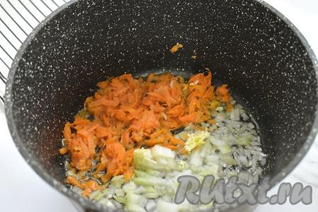 Очищаем морковку, чеснок и лук. В глубокой сковороде (или в кастрюле с толстым дном) разогреваем растительное масло. В горячее масло выкладываем мелко нарезанный лук, натёртую на крупной тёрке морковь, мелко нарезанный (или пропущенный через пресс) чеснок, перемешиваем овощи, обжариваем минут 5-6 (морковь должна стать достаточно мягкой), иногда перемешивая, на среднем огне.