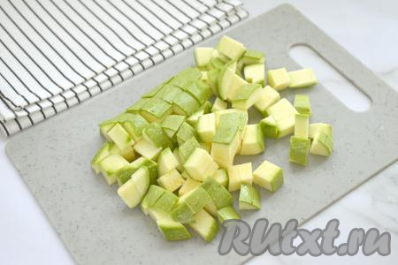 Для этого блюда я взяла молодой кабачок с нежной кожицей и мелкими семечками, поэтому просто его вымыла и обрезала кончики с двух сторон, срезать кожицу не стала. Если у кабачка толстая кожура, её нужно срезать, крупные семечки нужно будет удалить. 150 грамм подготовленного кабачка нарезаем на небольшие кубики.