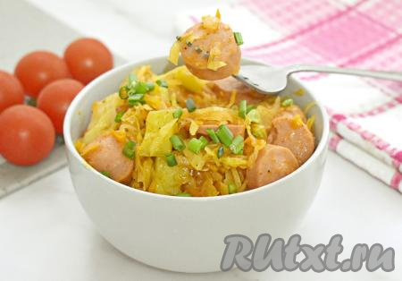 Капуста, тушёная с кабачками и сосисками