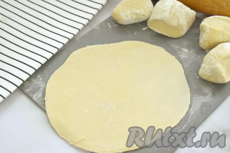 Достаём из холодильника тесто, делим его на 10 равных частей. На слегка присыпанной мукой поверхности каждую часть теста раскатываем в тонкую лепёшку диаметром 16 сантиметров. Края раскатанной лепёшки можно подравнять, приложив сверху тарелку диаметром 16 сантиметров и обрезав края теста ножом. Получится круглая заготовка.
