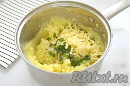 Зелень (у меня - зелёный лук), если будете добавлять, нужно промыть водой, обсушить. К картофельному пюре добавляем натёртый на крупной тёрке сыр, мелко нарезанную зелень, перчим, перемешиваем. Если необходимо, досаливаем и картофельно-сырная начинка для кыстыбыя готова.