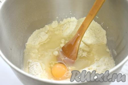Пока варится картошка, замесим тесто для кыстыбыя. Для этого в глубокую миску просеиваем 300 грамм муки, добавляем разрыхлитель, сахар и соль, вливаем воду комнатной температуры и растительное масло, вбиваем сырое яйцо.
