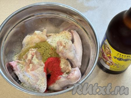 В миску с куриными крылышками добавить соль и специи (в качестве специй я добавила 1 чайную ложку&nbsp;специй для курицы и 0,5 чайной ложки паприки).&nbsp;