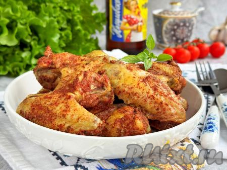 Сочные, вкусные, аппетитные куриные крылышки, тушёные в пиве, разложить из чаши мультиварки по тарелкам и горячими подать к столу.&nbsp;