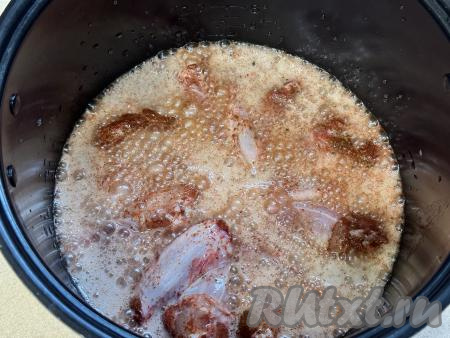 Влить пиво в чашу мультиварки.