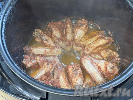 Установить в мультиварку чашу с куриными крылышками в пиве, закрыть крышку, выставить режим "Тушение" на 40 минут. После звукового сигнала мультиварки, сообщающего об окончании режима, крылья будут готовы.&nbsp;