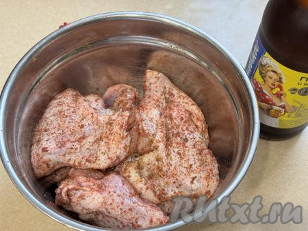 Тщательно перемешать крылышки со специями и оставить мариноваться при комнатной температуре минут на 30.