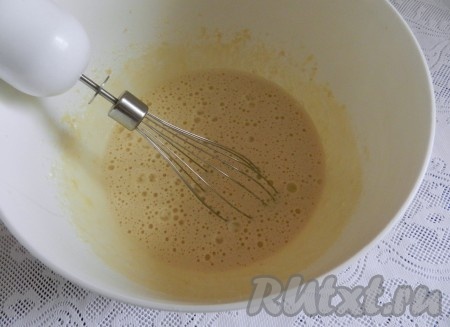 Яйцо взбить с сахаром венчиком (или миксером) в течение 2-3 минут. Влить кефир и снова взбить.