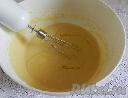 Влить растительное масло и снова перемешать. Тесто для пирога должно получиться однородным, напоминающим сметану средней жирности.