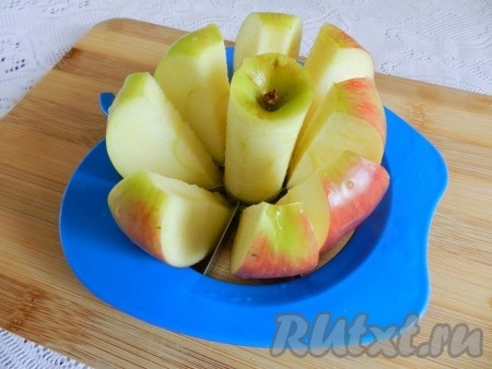 У яблока удалить сердцевину. По желанию, можно очистить яблоко и от кожуры.