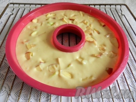 Тесто выложить в форму для запекания (я выпекала в силиконовой форме, поэтому перед выкладыванием теста форму маслом не смазывала), равномерно разложить кусочки яблока и вдавить их в тесто. Поставить форму с тестом в разогретую до 190 градусов духовку. Выпекать пирог с яблоками 40-45 минут. Для того чтобы проверить готовность, проколите выпечку сверху сухой зубочисткой, если после прокалывания на зубочистке не будет следов теста, значит пирог готов.