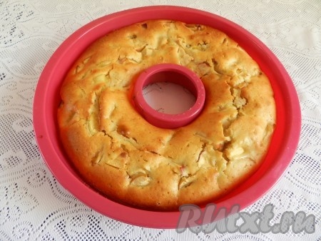 Готовый яблочный пирог достать из духовки, немного остудить в форме.