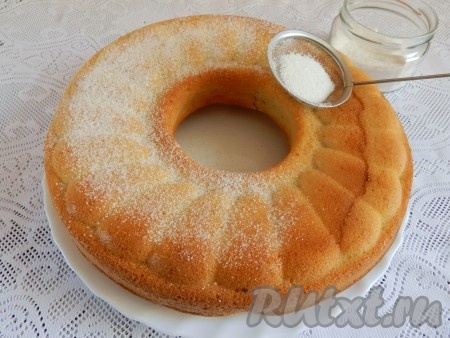 Перевернуть пирог на тарелку, дать полностью остыть, по желанию, присыпать сахарной пудрой.