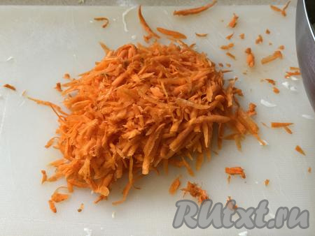 Морковь натереть на крупной тёрке.