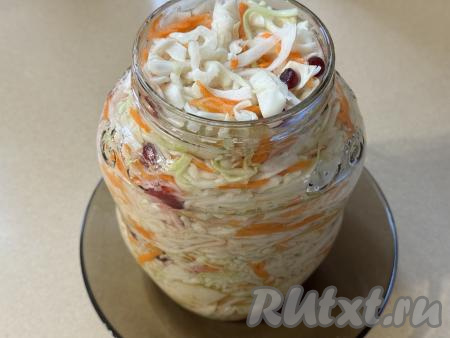 Банку поставить в глубокую тарелку, в которую в процессе брожения капусты будет выливаться жидкость из банки. Сверху накрыть банку марлей (или блюдцем).&nbsp;Оставить капусту на кухонном столе на трое суток. По прошествии первых суток капуста начнёт бродить, станет выделяться сок. После этого нужно будет каждый день несколько раз протыкать капусту в банке до самого дна длинной палочкой или черенком половника&nbsp;(я прокалываю 3-4 раза за сутки). Благодаря прокалыванию из банки с капустой будут выходить газы от брожения, а значит готовая квашеная капуста не будет горчить.&nbsp;