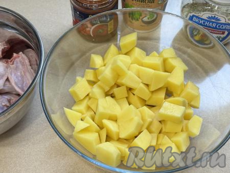 Картошку нарезать на средние кубики, выложить в глубокую миску.