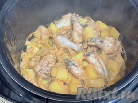 После звукового сигнала мультиварки, сообщающего от окончании режима "Тушение", нужно проверить готовность картофеля, для этого его нужно проколоть вилкой, если она входит в картошку легко, значит блюдо полностью готово. Если же картошка твердовата, нужно немного увеличить время приготовления на режиме "Тушение".