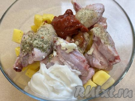 Сюда же выложить сметану и томатную пасту.