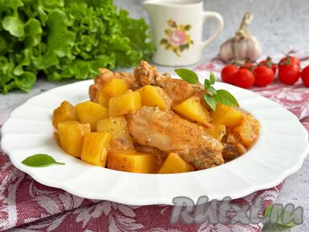 Мягкую, нежную тушёную картошку вместе с сочными, хорошо пропаренными&nbsp;куриными крылышками разложить из чаши мультиварки по тарелкам и подать аппетитное, вкусное, сытное блюдо к столу.