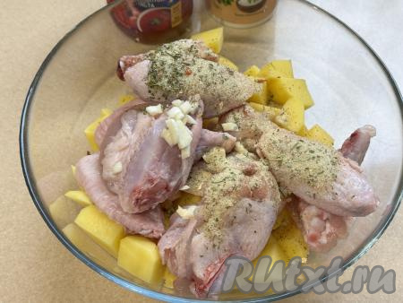 В миску с картошкой и крылышками добавить мелко нарезанный чеснок, соль и специи по вкусу (в качестве специй я добавила соль, смешанную со специями).