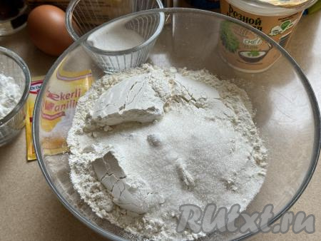 Первым делом приготовим песочное тесто. Для этого в миску нужно всыпать муку, разрыхлитель и сахар.