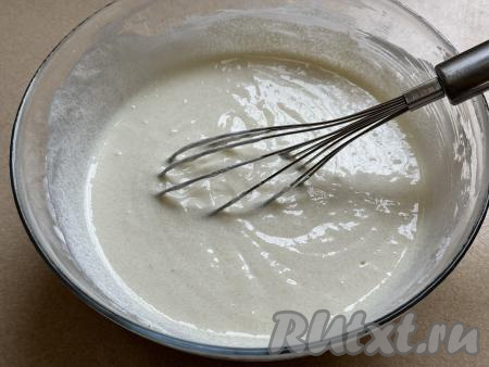 Перемешать сметанную заливку венчиком до однородности, она должна получиться в меру густой.