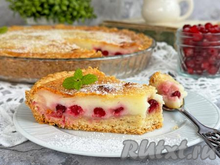 А вот как выглядит кусочек пирога в разрезе. Сочетание нежной сметанной заливки, кисленьких ягод клюквы и песочного теста делает эту выпечку очень вкусной!