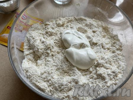 Перетереть содержимое миски руками до получения мелкой, однородной песочной крошки. Затем добавить сметану.