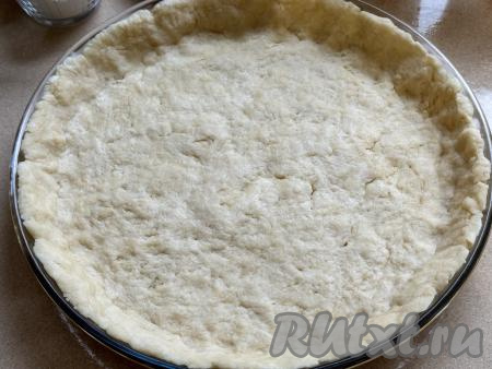 Выложить тесто в круглую форму для выпечки. Равномерно распределить тесто по дну форму, сформировать бортики. У меня была достаточно большая форма диаметром 26 сантиметров, поэтому я сформировала невысокий бортик.