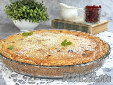 Песочный пирог с клюквой и сметанной заливкой выпекать в разогретой до&nbsp;180 градусов духовке 1 час. У готового пирога заливка не должна быть липкой.&nbsp;Дать пирогу как следует остыть, чтобы сметанная заливка стабилизировалась. Я перед подачей слегка присыпала выпечку сахарной пудрой, но это необязательно.